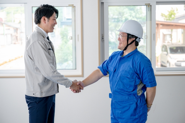 握手している男性二人